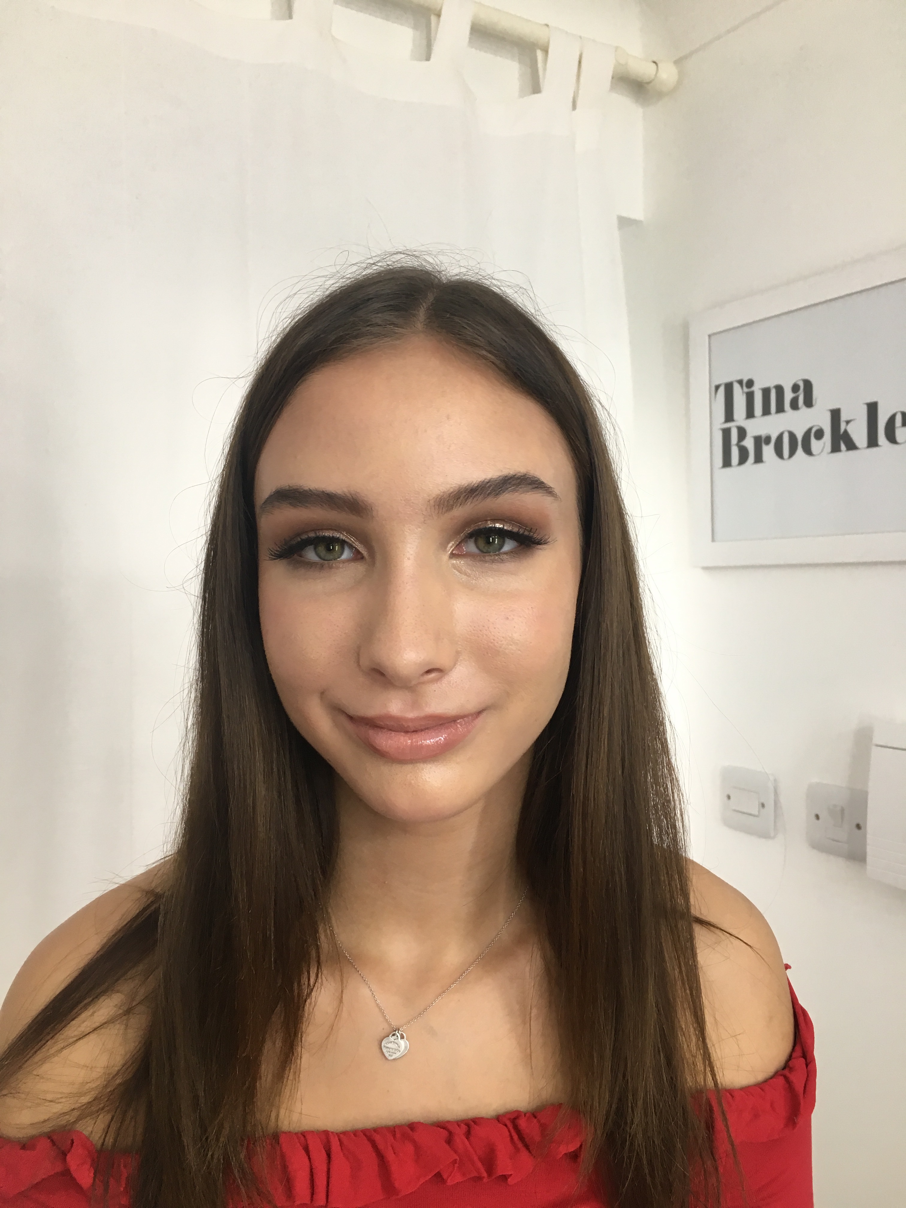 Amelia visited me as she was suffering with acne unfortunately. I helped her with the right skin prep and also showed her the best makeup to use to conceal any blemishes and also techniques for her to practise. She loved the result!